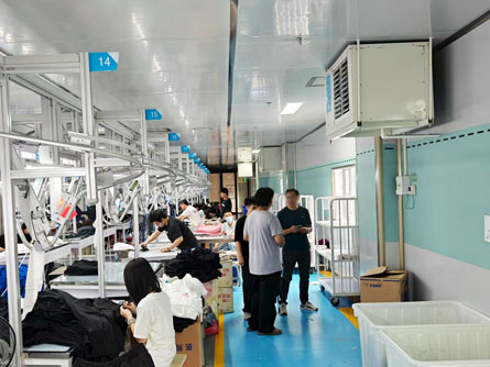 服裝廠制冷降溫，使用星科蒸發冷省電空調-掛式軸流機組